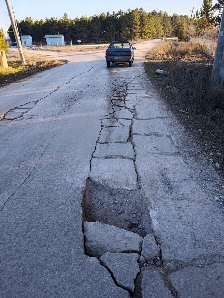 Yoldaki Çukur Trafiği Tehlikeye Atıyor