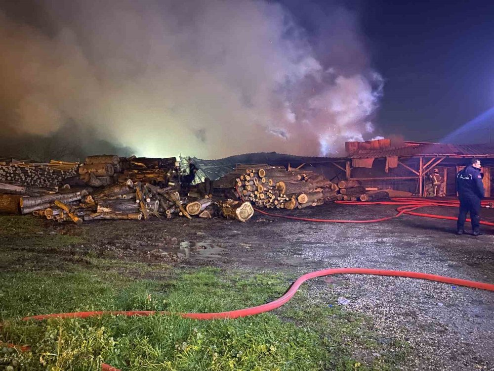 Ahşap Palet Fabrikasındaki Yangın Kontrol Altına Alındı