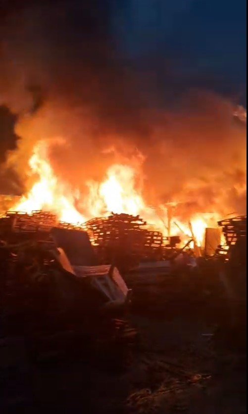 Ahşap Palet Fabrikasındaki Yangın Kontrol Altına Alındı