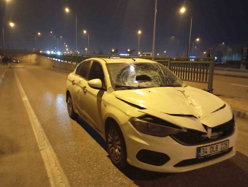 Akıl Almaz Trafik Kazası: Demir Bariyerler Araçların Üzerine Düştü