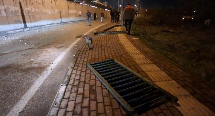 Akıl Almaz Trafik Kazası: Demir Bariyerler Araçların Üzerine Düştü