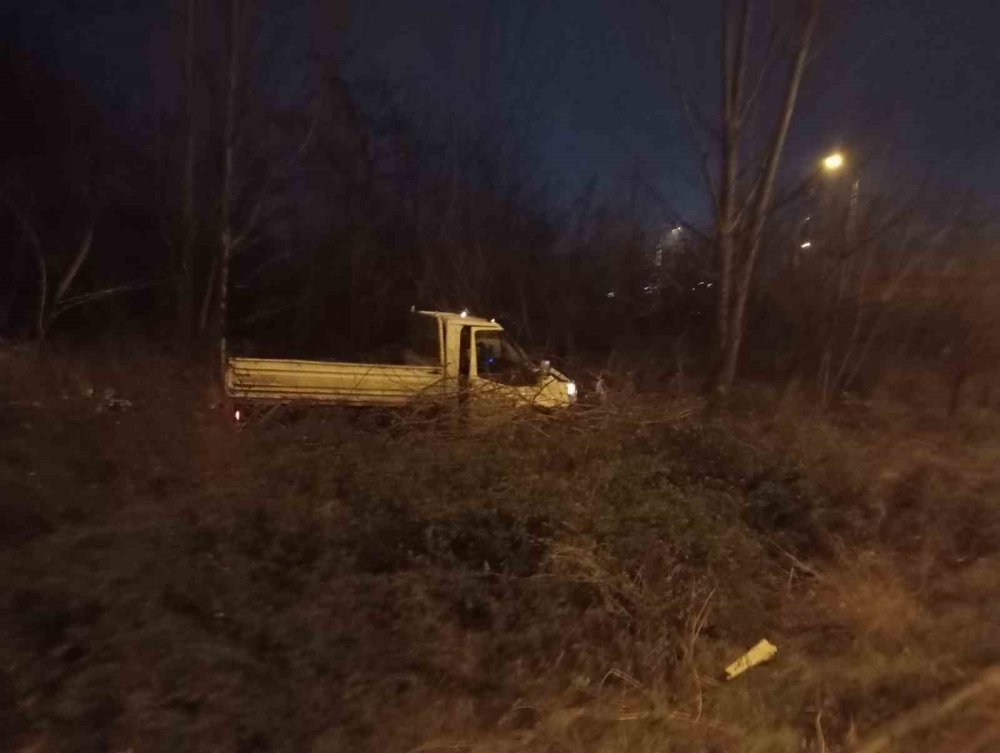 Akıl Almaz Trafik Kazası: Demir Bariyerler Araçların Üzerine Düştü