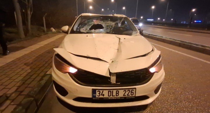 Akıl Almaz Trafik Kazası: Demir Bariyerler Araçların Üzerine Düştü