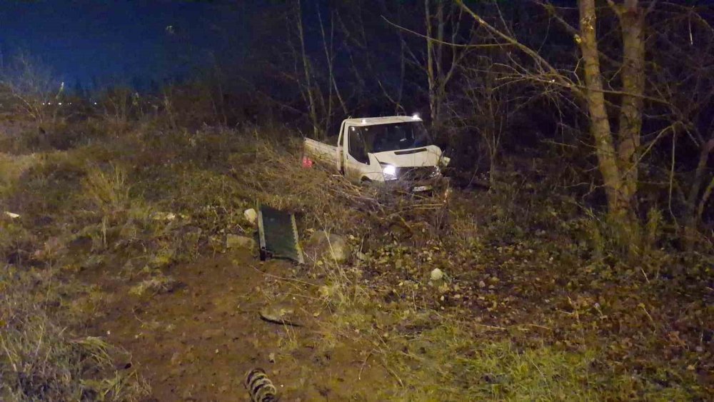 Akıl Almaz Trafik Kazası: Demir Bariyerler Araçların Üzerine Düştü