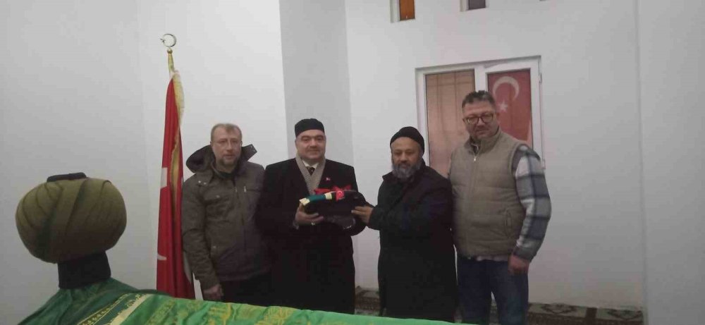 Karadona Hamza Bey’in Türbesine Sakal-ı Şerif Hediye Edildi