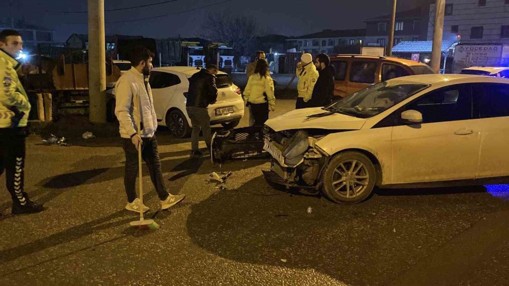 Kaza Yapan Otomobil Savrulup Kamyonete Çarptı 2 Kişi Yaralandı