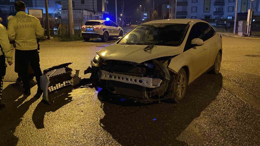 Kaza Yapan Otomobil Savrulup Kamyonete Çarptı 2 Kişi Yaralandı