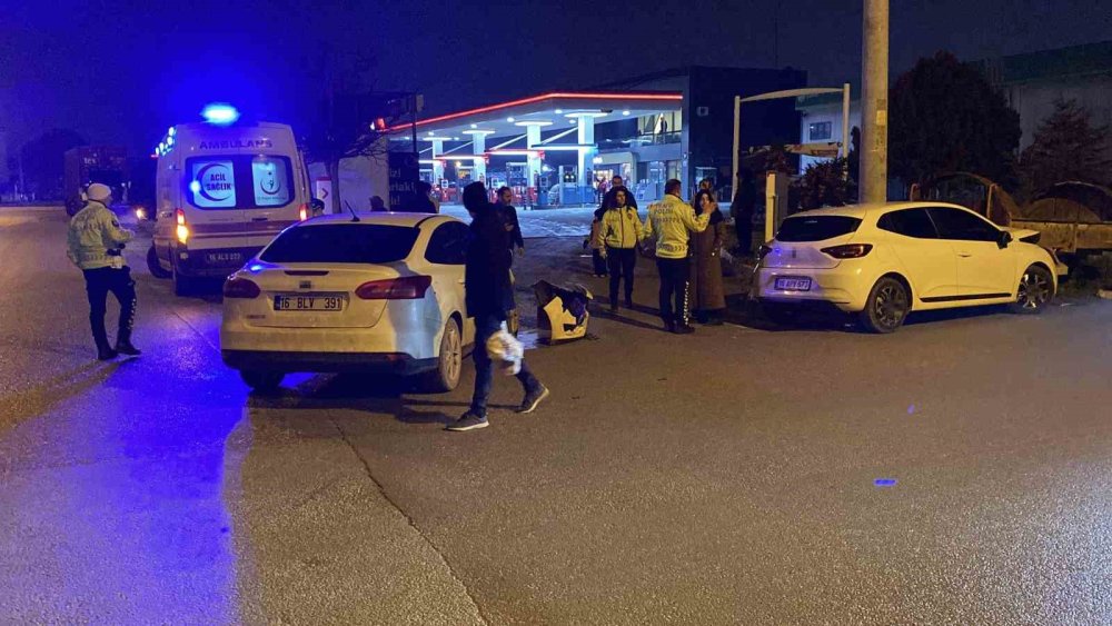 Kaza Yapan Otomobil Savrulup Kamyonete Çarptı 2 Kişi Yaralandı