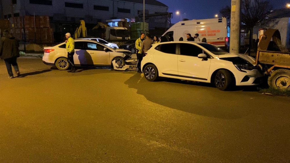 Kaza Yapan Otomobil Savrulup Kamyonete Çarptı 2 Kişi Yaralandı