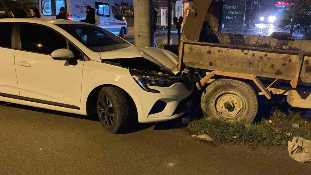 Kaza Yapan Otomobil Savrulup Kamyonete Çarptı 2 Kişi Yaralandı