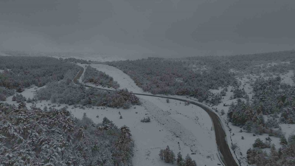 Yüksek Rakımlı Dağlarının Karla Kaplı Hali Havadan Görüntülendi