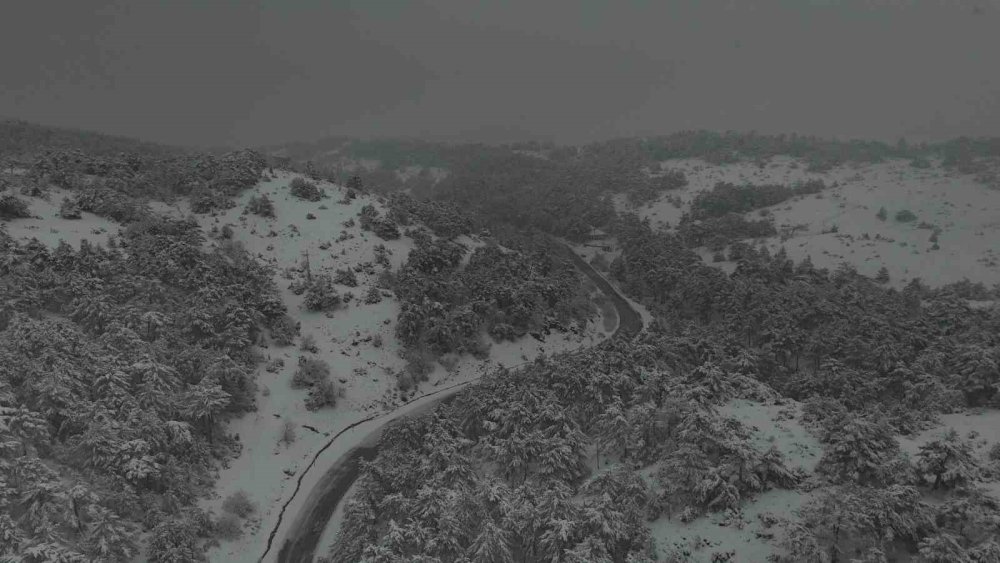 Yüksek Rakımlı Dağlarının Karla Kaplı Hali Havadan Görüntülendi