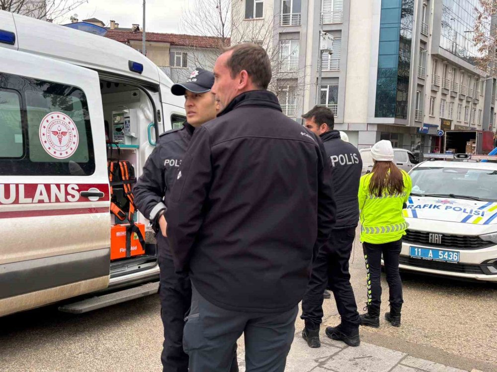 Otomobile Çarpmamak İçin Ani Fren Yapan Motosikletli Yaralandı