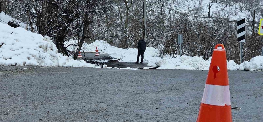 Kar Yağışı Sonrası Mahalle Yolu Heyelana Teslim
