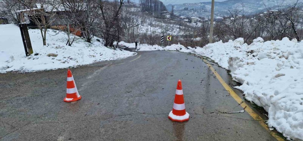 Kar Yağışı Sonrası Mahalle Yolu Heyelana Teslim