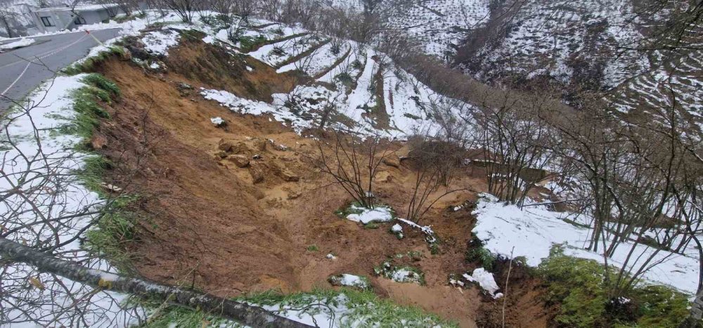 Kar Yağışı Sonrası Mahalle Yolu Heyelana Teslim