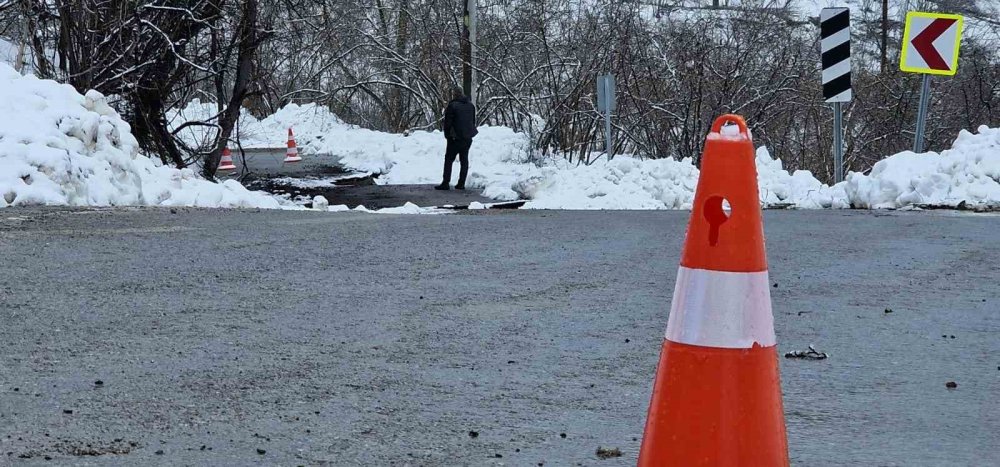 Kar Yağışı Sonrası Mahalle Yolu Heyelana Teslim