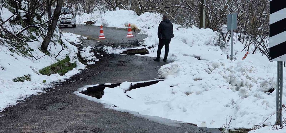 Kar Yağışı Sonrası Mahalle Yolu Heyelana Teslim