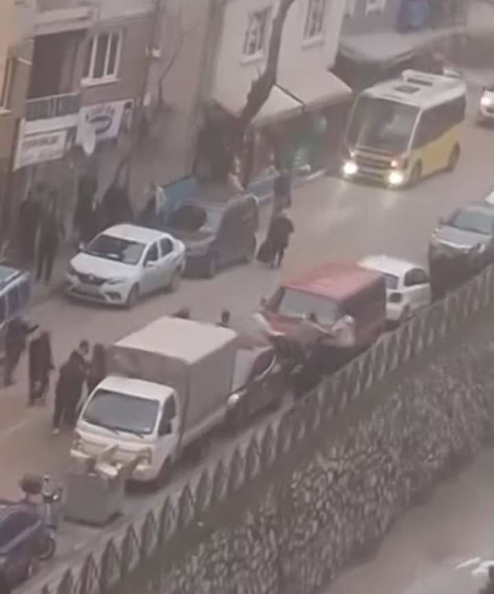 Yol Ortasında Kavga Trafiği Kilitledi