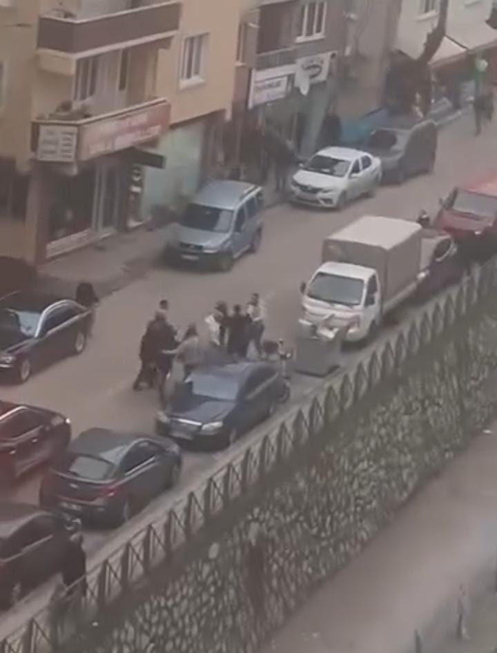 Yol Ortasında Kavga Trafiği Kilitledi