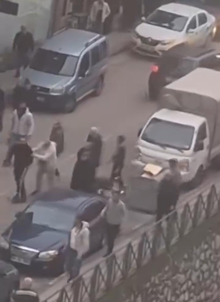 Yol Ortasında Kavga Trafiği Kilitledi