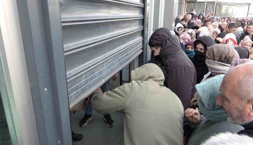 100 Liralık Alışveriş İçin Dondurucu Soğukta Saatlerce Beklediler