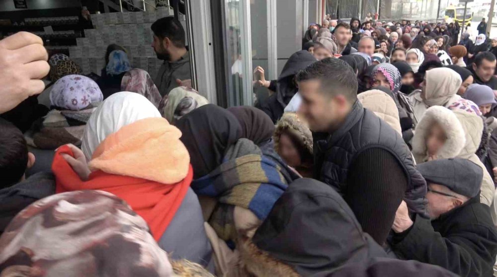 100 Liralık Alışveriş İçin Dondurucu Soğukta Saatlerce Beklediler