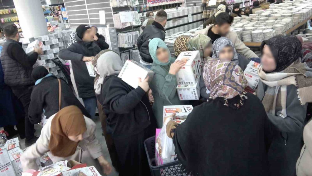 100 Liralık Alışveriş İçin Dondurucu Soğukta Saatlerce Beklediler