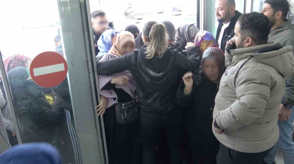 100 Liralık Alışveriş İçin Dondurucu Soğukta Saatlerce Beklediler