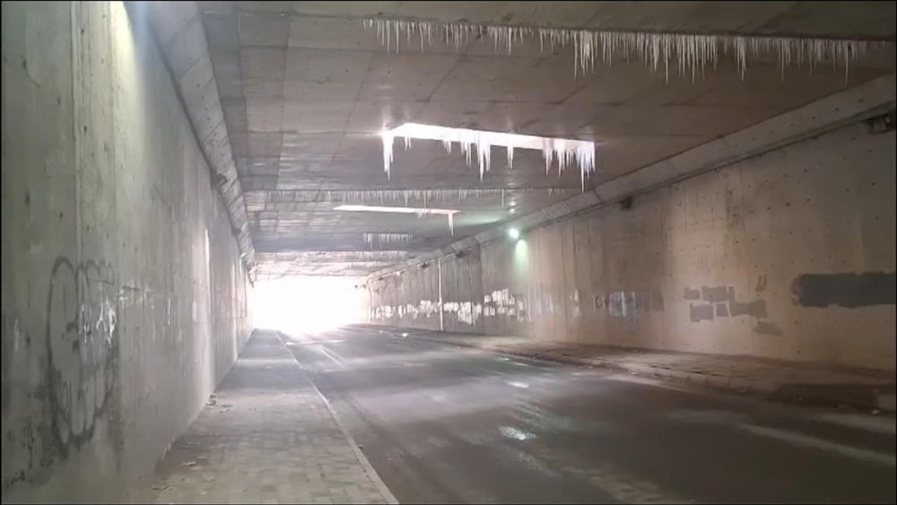 Altgeçitteki Buz Sarkıtları Sürücüleri Tedirgin Ediyor