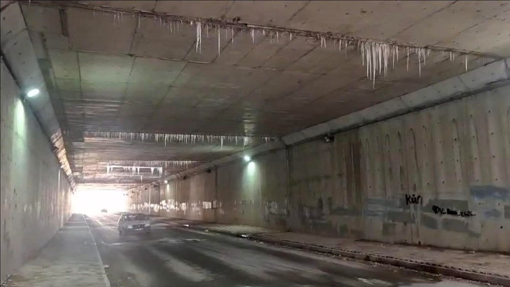 Altgeçitteki Buz Sarkıtları Sürücüleri Tedirgin Ediyor