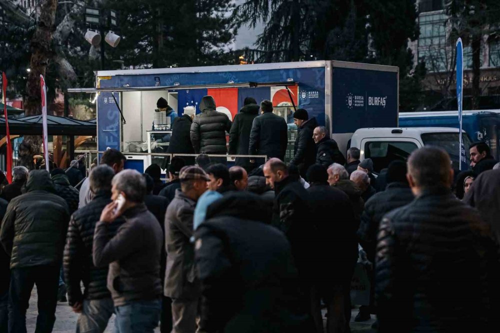 Belediyeden Vatandaşa Sıcak Çorba İkramı