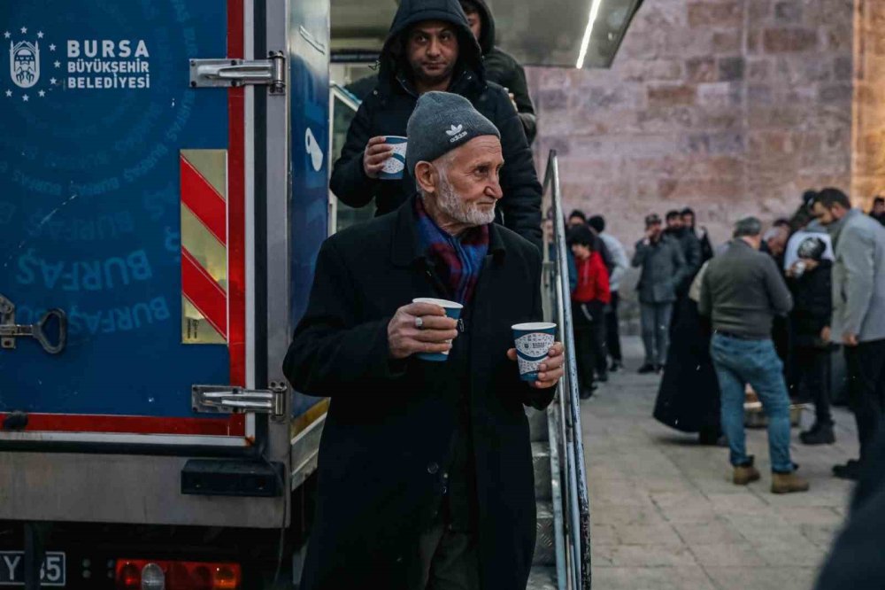 Belediyeden Vatandaşa Sıcak Çorba İkramı