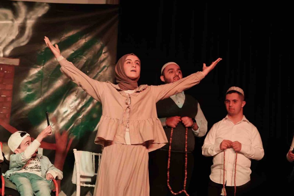 Engelli Bireyler Sahnede