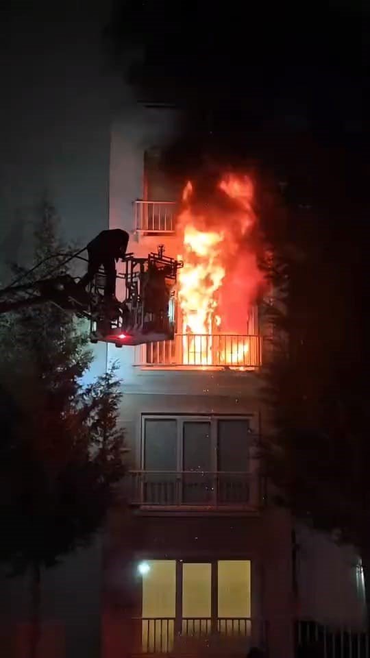 Ev Yangını: 1’i Çocuk 3 Kişi Dumandan Etkilendi