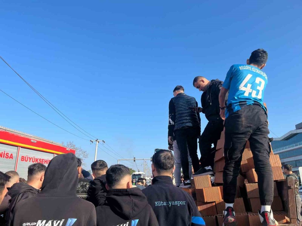 Kütahyaspor Taraftarı, Yaralı Sürücünün Yardımına Koştu