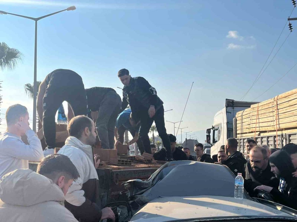 Kütahyaspor Taraftarı, Yaralı Sürücünün Yardımına Koştu