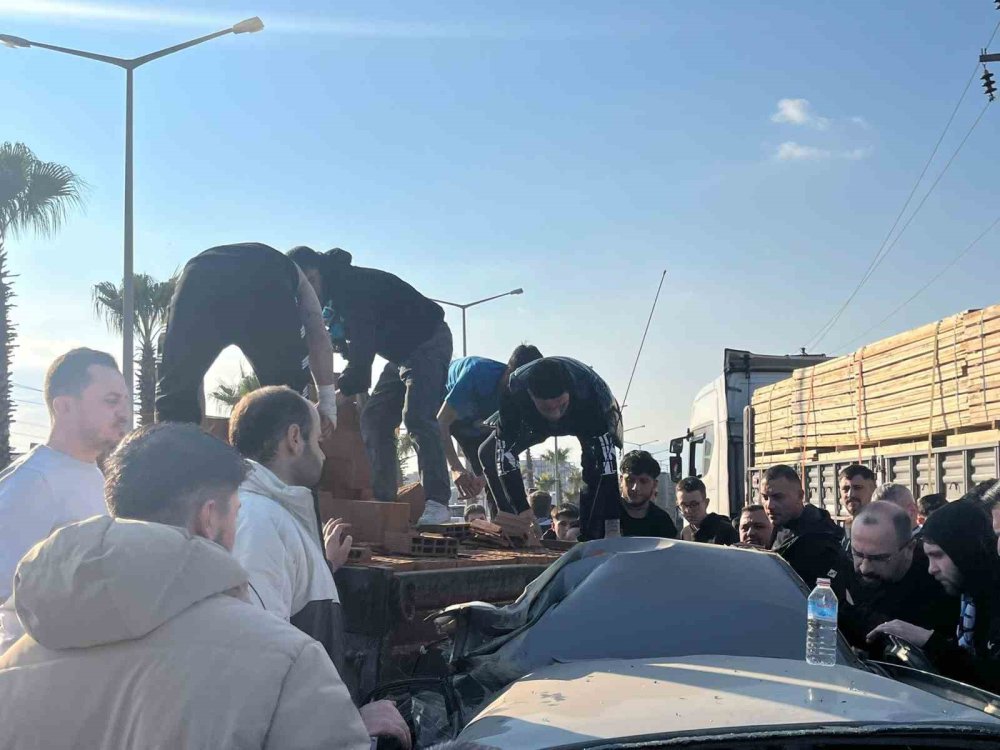 Kütahyaspor Taraftarı, Yaralı Sürücünün Yardımına Koştu