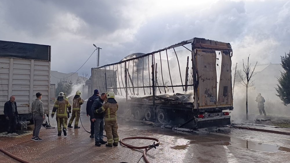 Park Halindeki Sünger Ve Mobilya Yüklü Tır Dorseleri Alev Alev Yandı