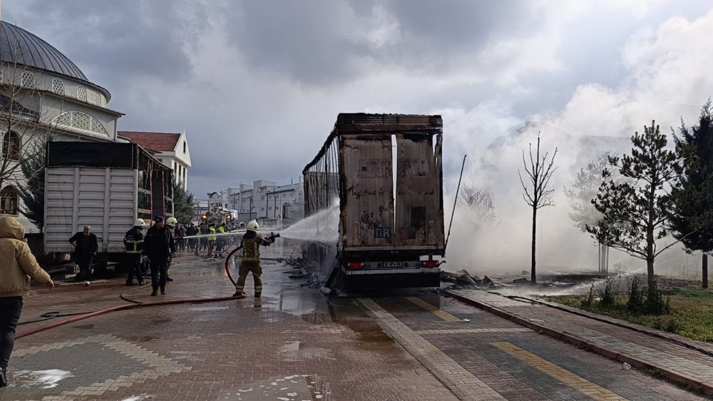 Park Halindeki Sünger Ve Mobilya Yüklü Tır Dorseleri Alev Alev Yandı
