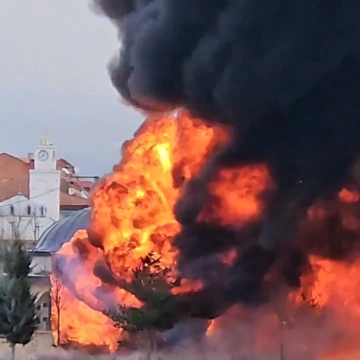 Park Halindeki Sünger Ve Mobilya Yüklü Tır Dorseleri Alev Alev Yandı