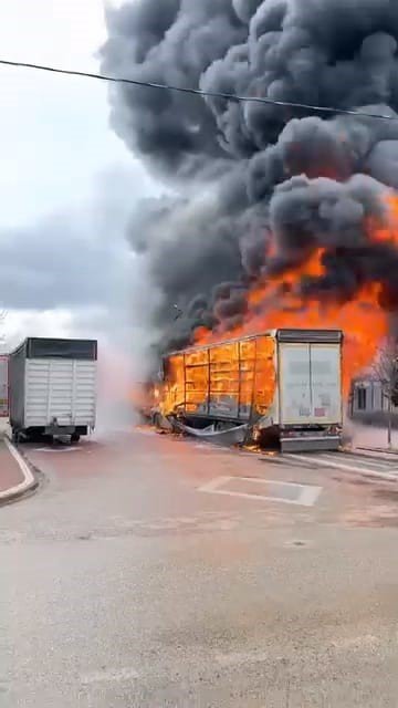 Park Halindeki Sünger Ve Mobilya Yüklü Tır Dorseleri Alev Alev Yandı