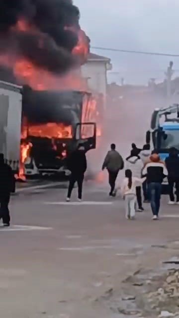 Park Halindeki Sünger Ve Mobilya Yüklü Tır Dorseleri Alev Alev Yandı