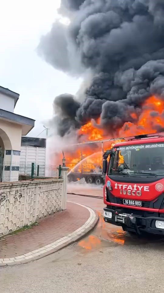 Park Halindeki Sünger Ve Mobilya Yüklü Tır Dorseleri Alev Alev Yandı