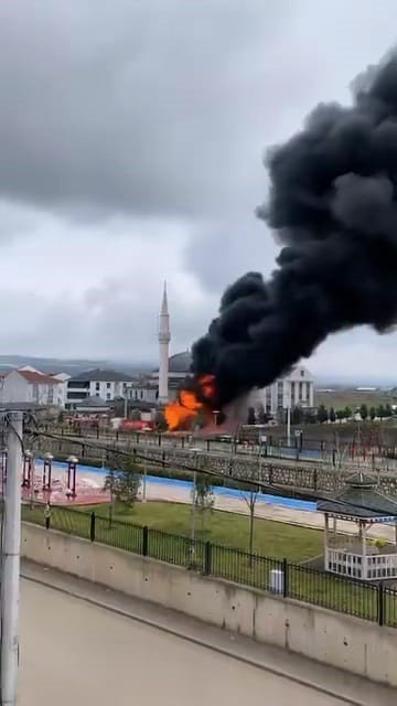 Park Halindeki Sünger Ve Mobilya Yüklü Tır Dorseleri Alev Alev Yandı