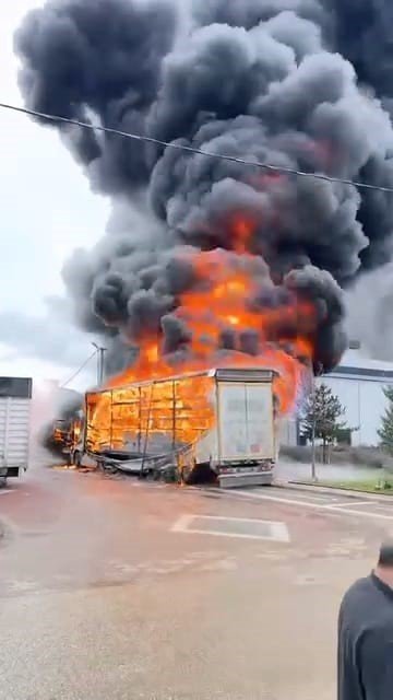 Park Halindeki Sünger Ve Mobilya Yüklü Tır Dorseleri Alev Alev Yandı