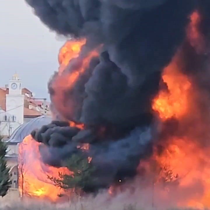 Park Halindeki Sünger Ve Mobilya Yüklü Tır Dorseleri Alev Alev Yandı