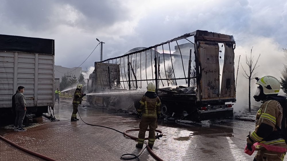 Park Halindeki Sünger Ve Mobilya Yüklü Tır Dorseleri Alev Alev Yandı
