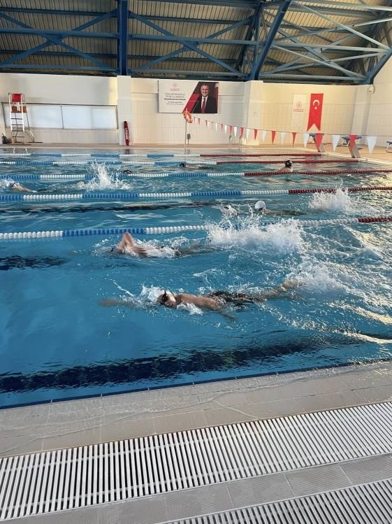 Spor Okulları Yüzme Antrenmanları Yoğun Tempoyla Sürüyor