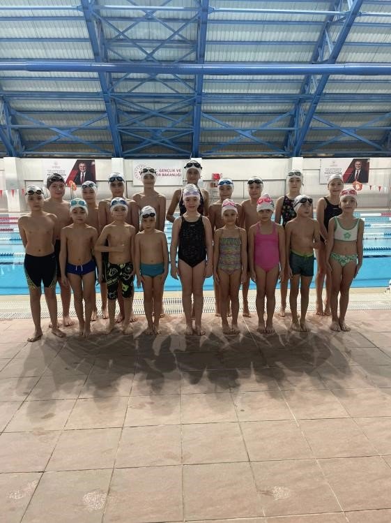 Spor Okulları Yüzme Antrenmanları Yoğun Tempoyla Sürüyor